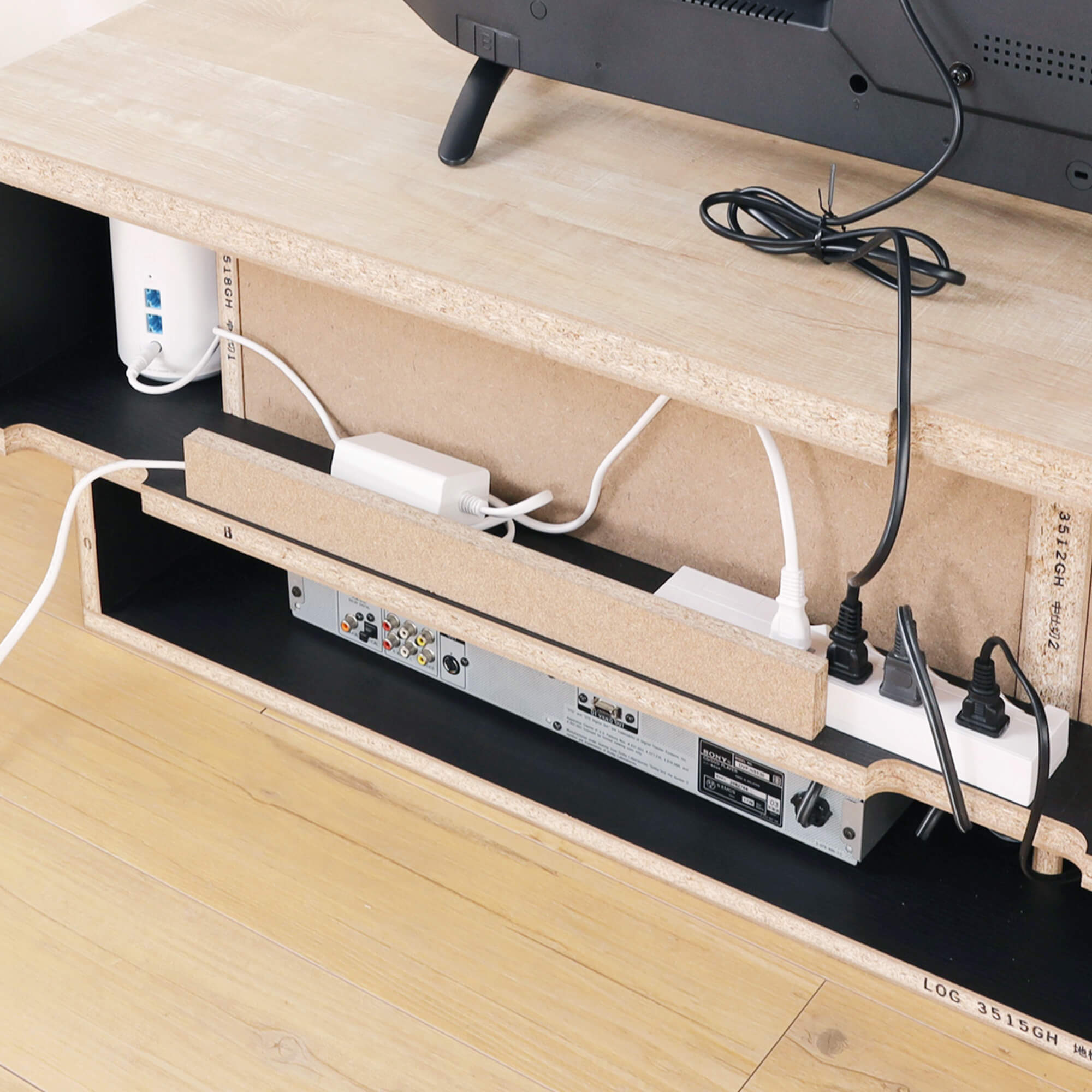 電源タップやコードをすっきり収納できる！