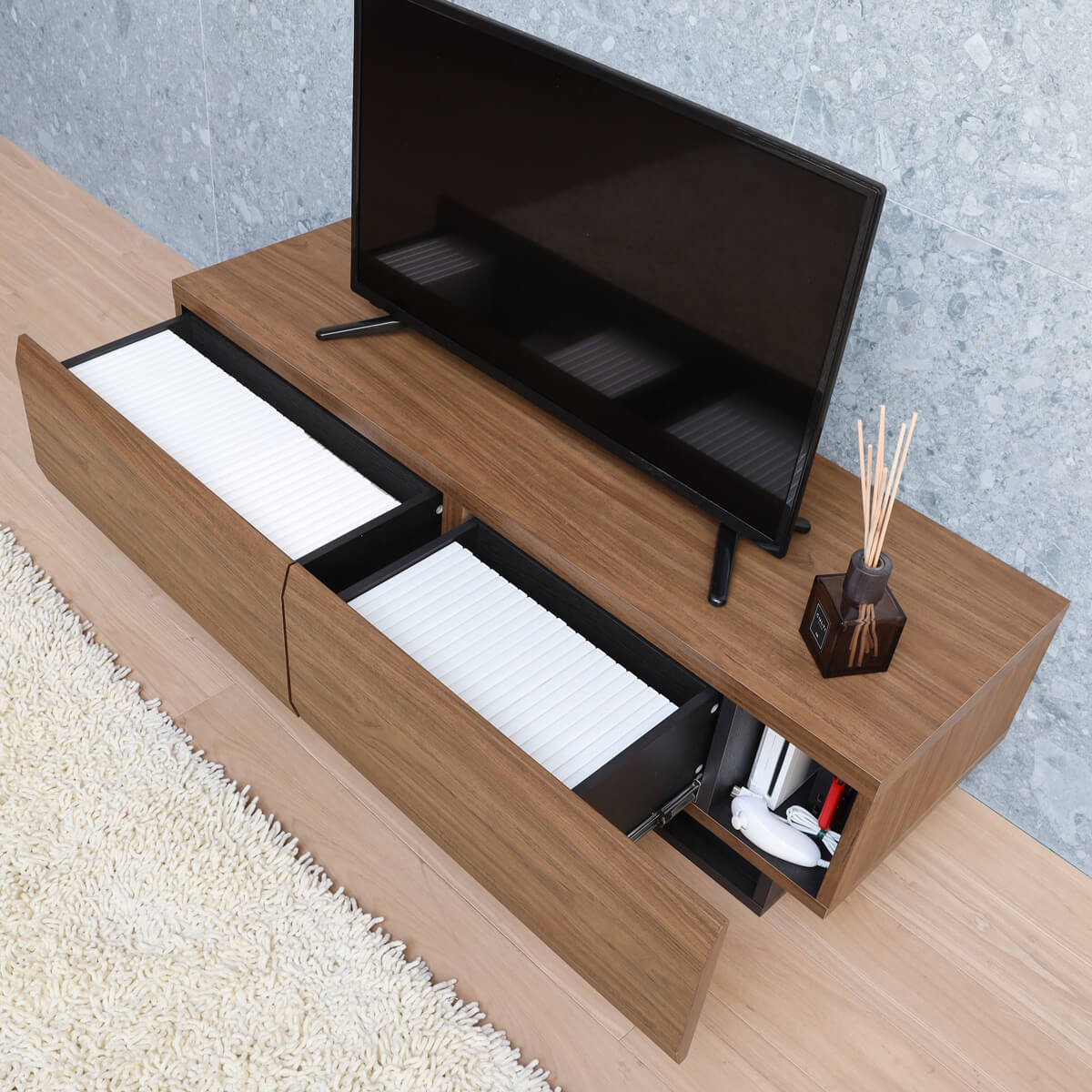 DVDやゲーム機、小物をしまえる収納力がある！