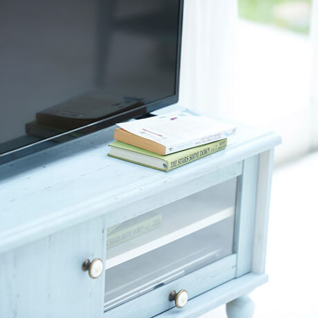 シャビーシックなアンティーク調のテレビ台