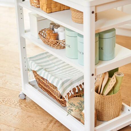 よく使うものやおしゃれな小物はキッチンワゴンで見せる収納