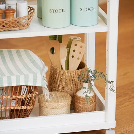 よく使うものやおしゃれな小物はキッチンワゴンで見せる収納