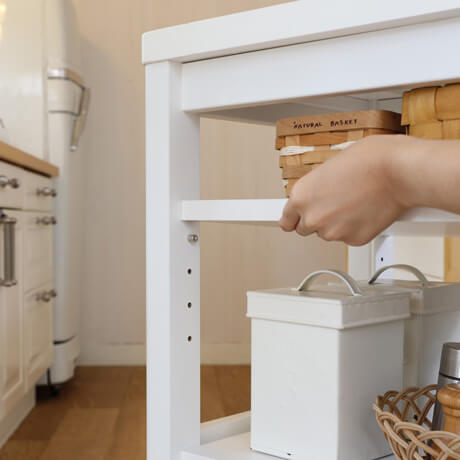 よく使うものやおしゃれな小物はキッチンワゴンで見せる収納