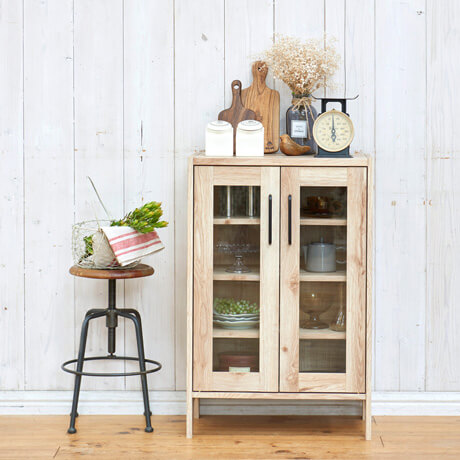 ビンテージテイストのガラスキャビネットで見せるキッチン収納