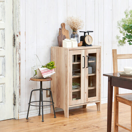 ビンテージテイストのガラスキャビネットで見せるキッチン収納