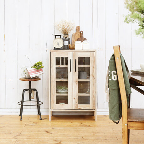 ビンテージテイストのガラスキャビネットで見せるキッチン収納