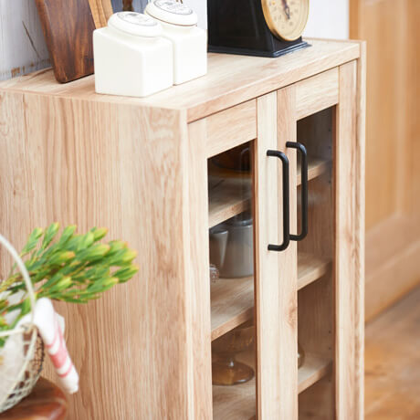 ビンテージテイストのガラスキャビネットで見せるキッチン収納