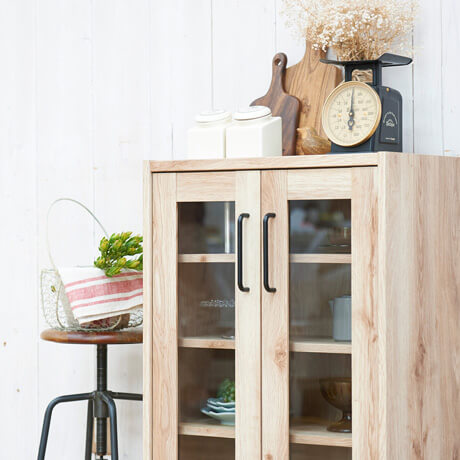 ビンテージテイストのガラスキャビネットで見せるキッチン収納