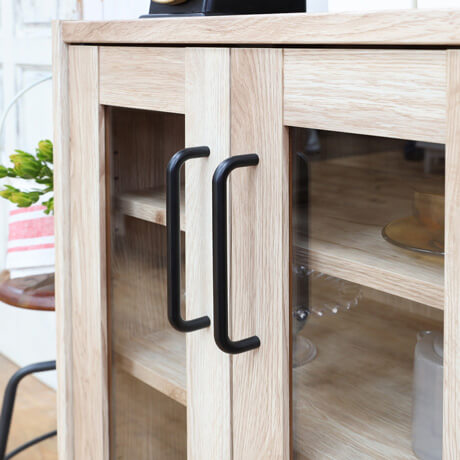 ビンテージテイストのガラスキャビネットで見せるキッチン収納