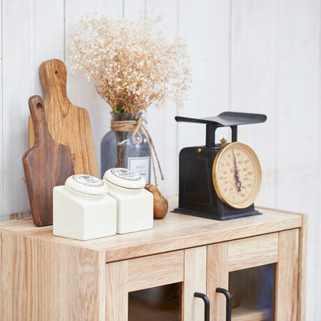 ビンテージテイストのガラスキャビネットで見せるキッチン収納