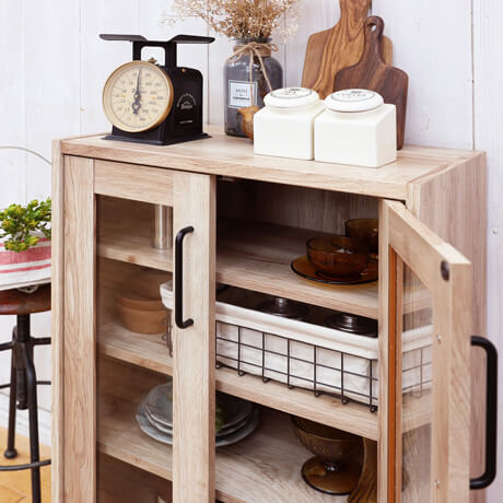 ビンテージテイストのガラスキャビネットで見せるキッチン収納