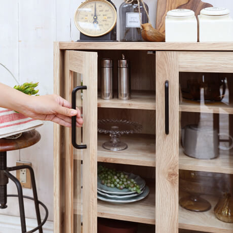 ビンテージテイストのガラスキャビネットで見せるキッチン収納