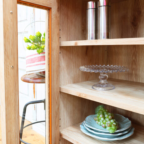 ビンテージテイストのガラスキャビネットで見せるキッチン収納