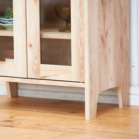 ビンテージテイストのガラスキャビネットで見せるキッチン収納