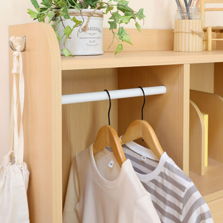服もかけられるハンガーポール付ランドセルラック