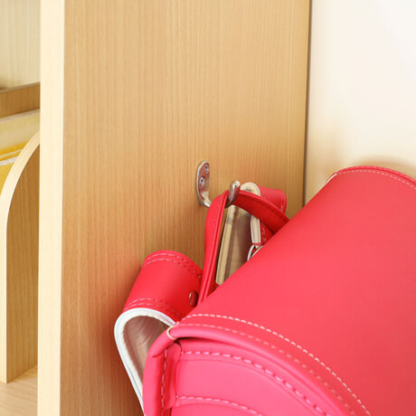 服もかけられるハンガーポール付ランドセルラック