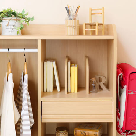 服もかけられるハンガーポール付ランドセルラック