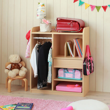 服もかけられるハンガーポール付ランドセルラック