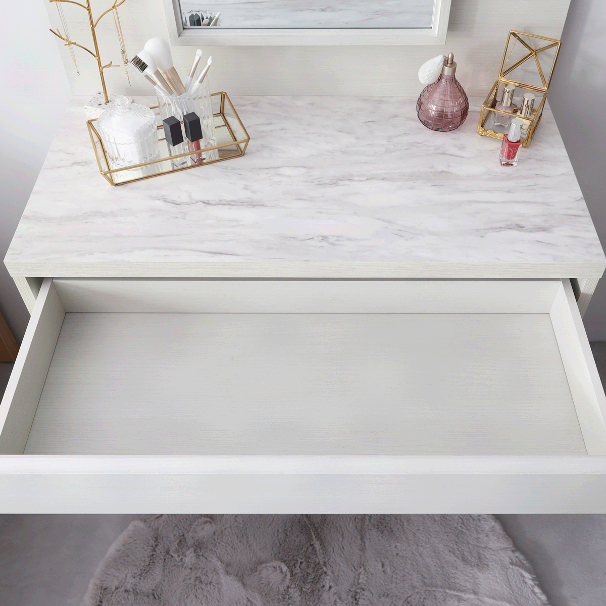 市販のケースで仕切ってすっきり収納