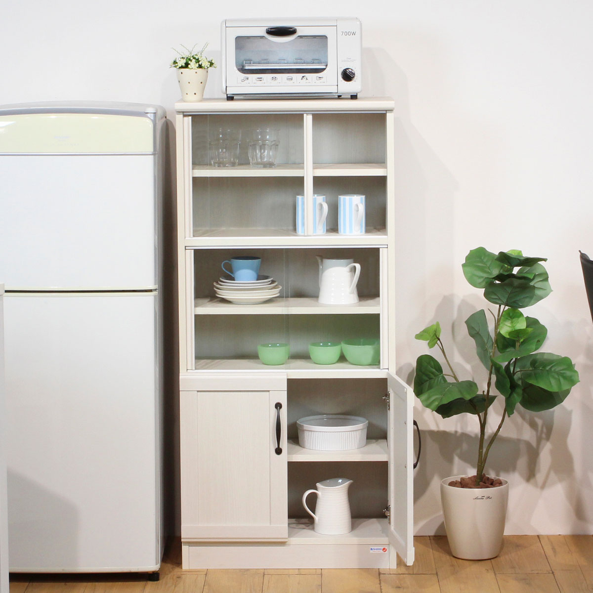 ほこりが入りにくい扉付き