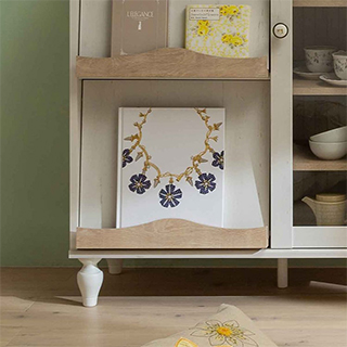 本をディスプレイできるフラップ扉