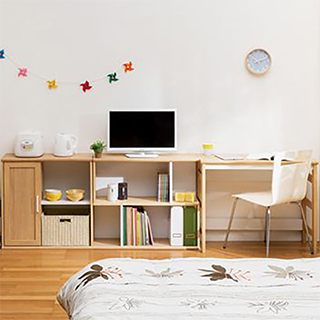 高さが揃うキャビネットとデスク