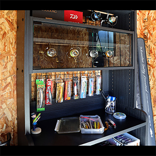 お気に入りのリールを守るガラスキャビネット