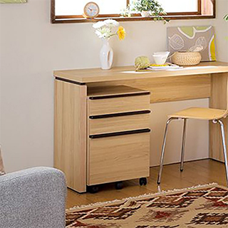 デスク下にぴったり