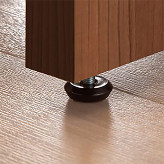 机のがたつきが調整できるアジャスター付き