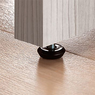 机のがたつきが調整できるアジャスター付き