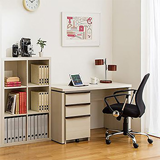 デスク下にぴったり