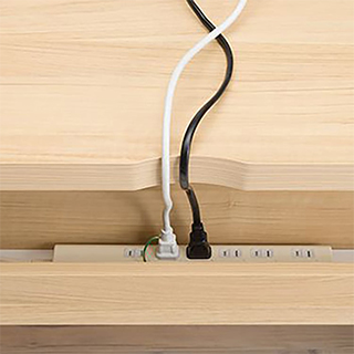 配線用加工と電源タップ収納