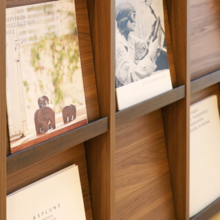 アクセントカラーが際立つおしゃれな木製取っ手