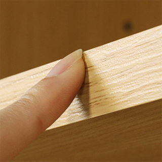 棚板の正面（木口）には3Dエンボス加工