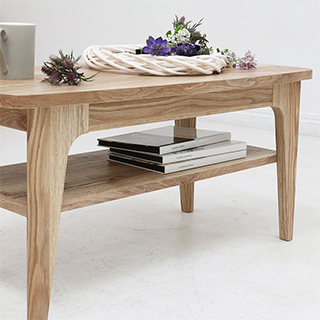 雑誌の収納や一時置きに使える中棚付き