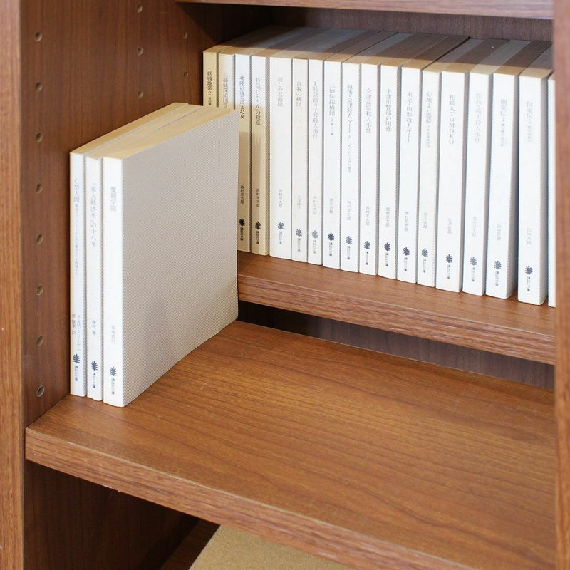 [奥行き半分の移動棚]奥行きが半分の移動棚は前後高さをそろえればA4ファイルや雑誌に、ずらせば文庫やコミックを前後に収納できます。