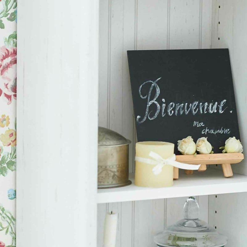 [こだわりのシート]シャビー感のあるホワイト塗装のシートと、ピーリング加工風ストライプ柄の背板がアクセントになっています。※画像はMCN-1645