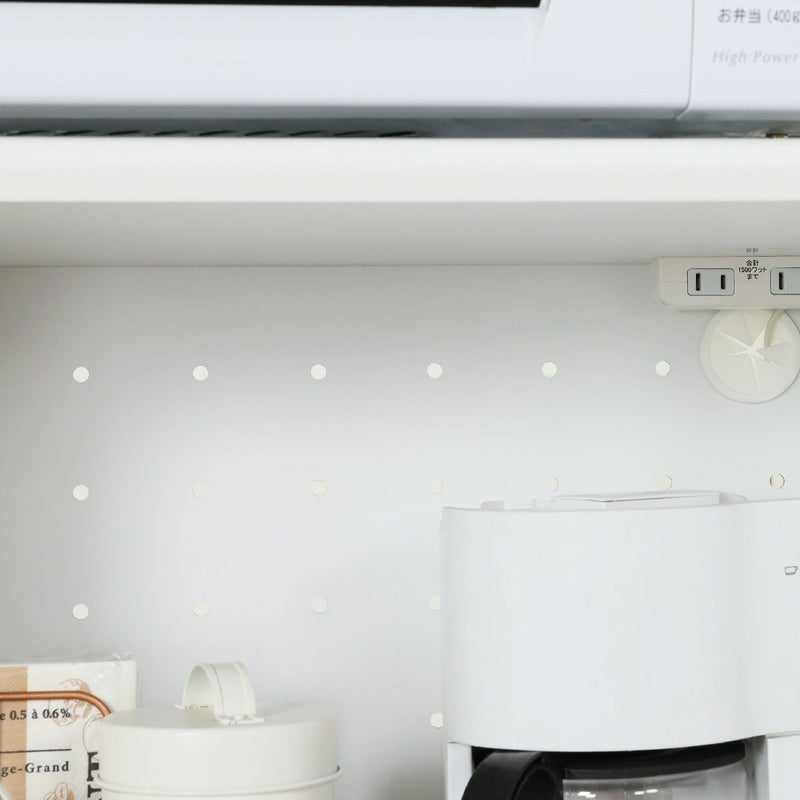 [パンチング穴加工]スライド棚の背板は通気性をよくするためにパンチング（穴あけ）処理をしてあります。