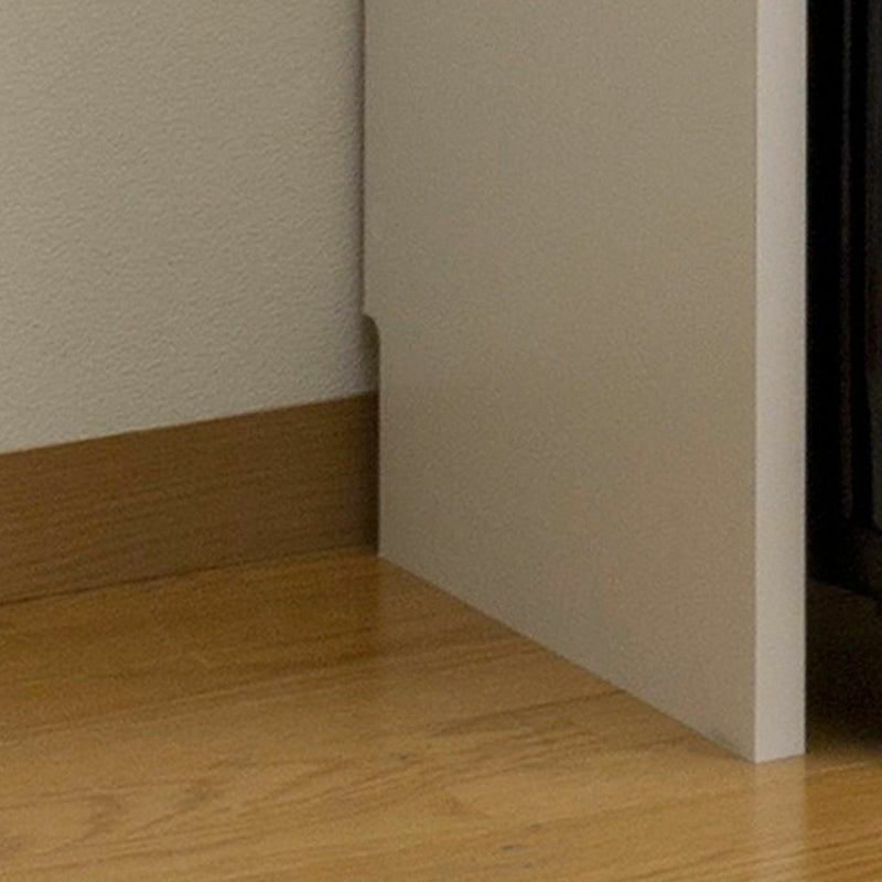 [巾木よけ]巾木よけが標準加工。巾木をよけて壁にぴったり設置できます。