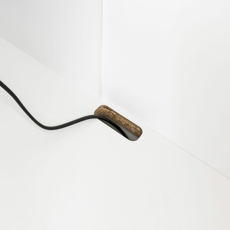 [テレビなどの配線用穴]テレビ用中棚には配線を通す穴があるので、テレビの電源コードなどを隠しながら配線できます。※画像はWH色