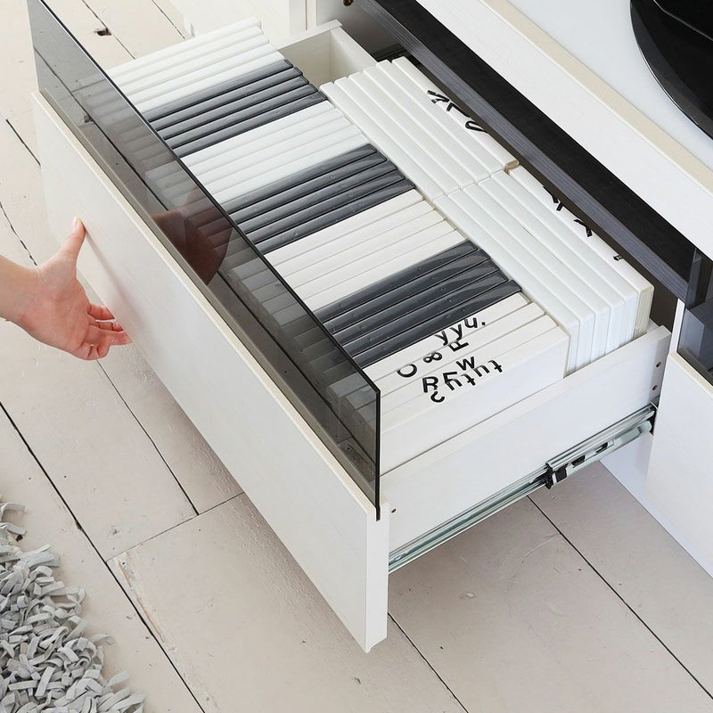 [引き出し収納]DVDやリビング小物の収納に使える引き出し収納。DVDはタイトル面を上にして左右合わせて約110枚収納できます。全部引き出して奥まで見渡せるフルスライドレール仕様です。