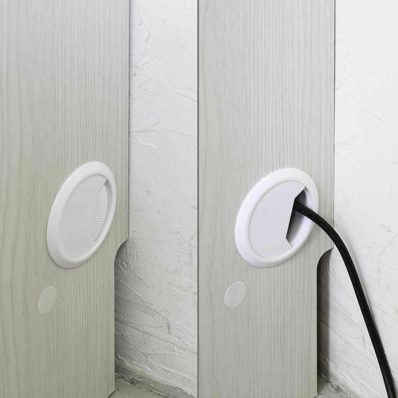 [配線キャップ]配線穴に設置する配線キャップ付きです。配線をしないときはキャップを閉じて穴を隠し、配線をするときはすっきりと見せることができます。