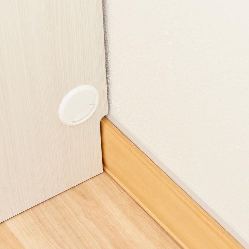 [巾木よけ加工]高さ8.5cmの巾木よけカット加工がしてあるので、巾木をよけて設置できます。