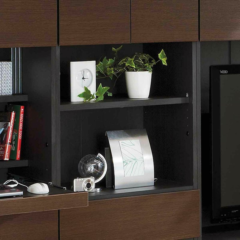 [ディスプレイできるオープン棚]写真やお気に入りの小物をディスプレイできるオープン棚付きです。