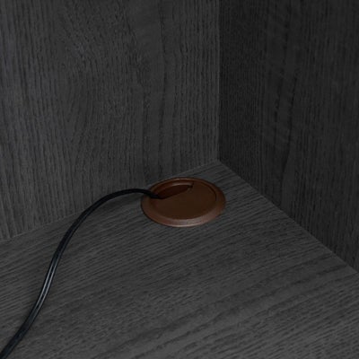 Wi-Fiルーターやゲーム機の収納ができる配線穴付き