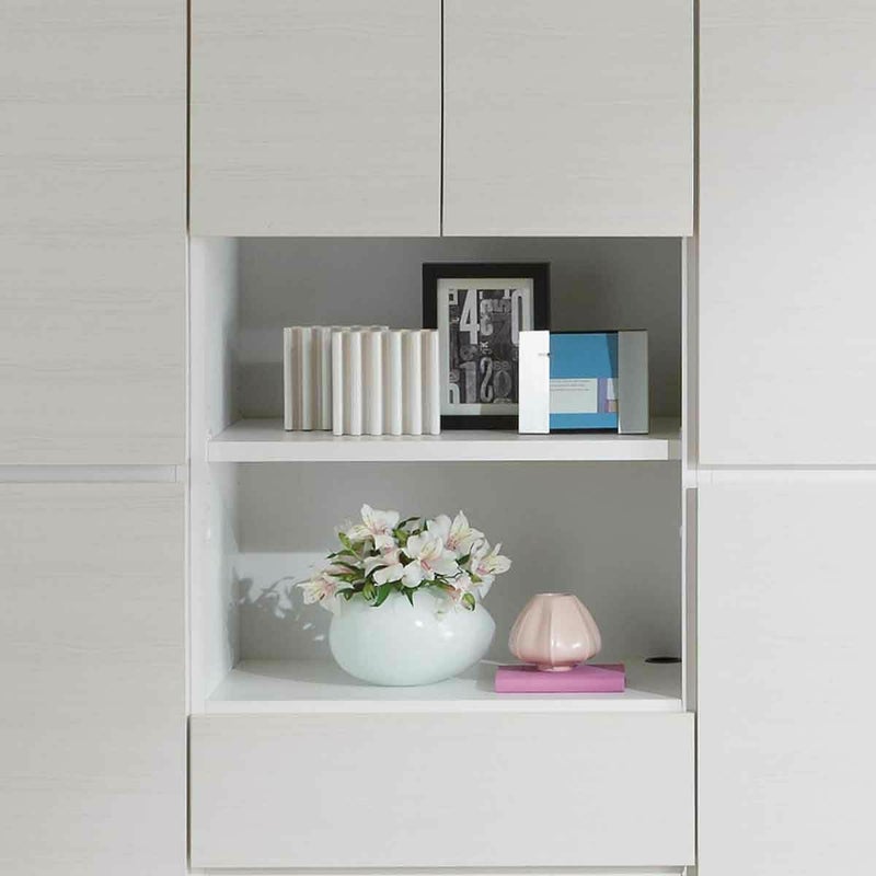 [ディスプレイできるオープン棚]写真やお気に入りの小物をディスプレイできるオープン棚付きです。