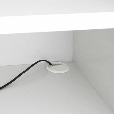 Wi-Fiルーターやゲーム機の収納ができる配線穴付き