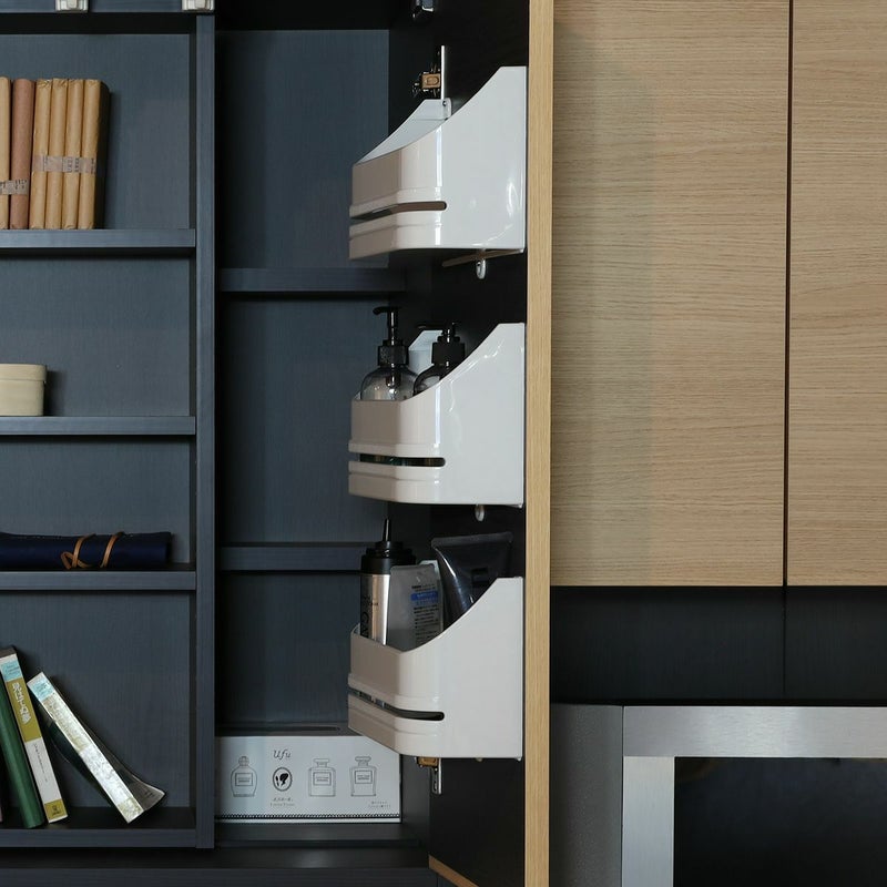 [収納ポケット（ボトルラック）付き]扉の内側には、小物収納に便利な収納ポケット（ボトルラック）が付いています。