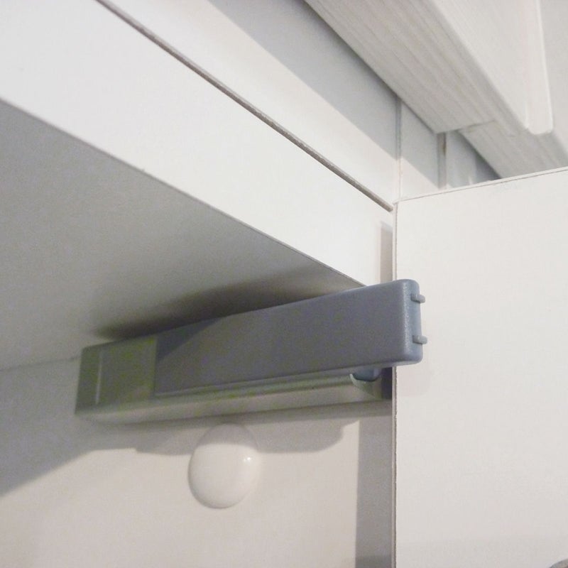 [静かに開閉できるダンパー付き扉]扉がゆっくり閉じるダンパー機能付き。静かに扉を開閉できます。