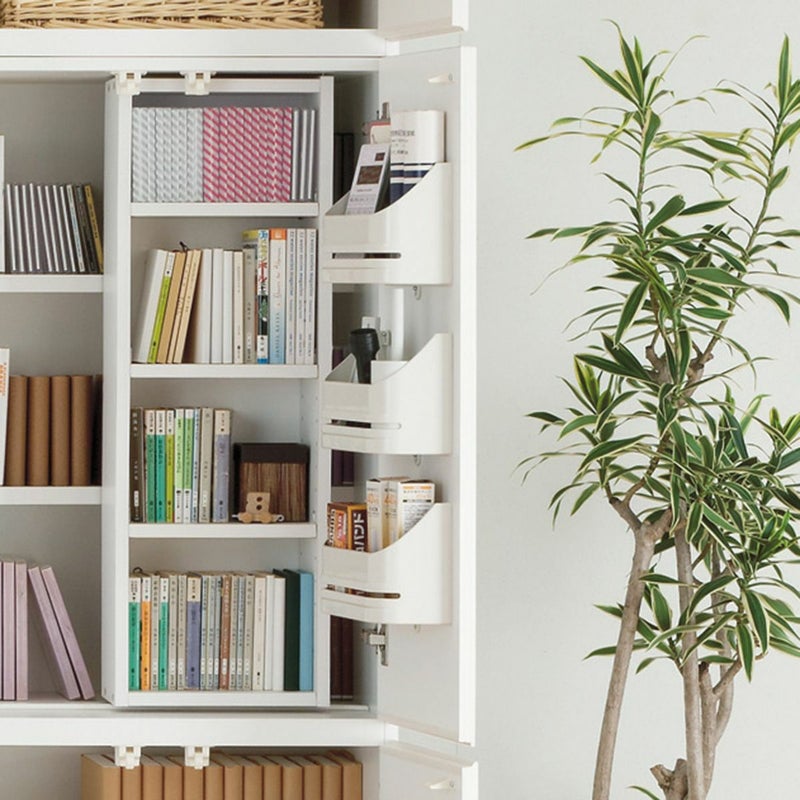 [収納ポケット（ボトルラック）付き]扉の内側には、小物収納に便利な収納ポケット（ボトルラック）が付いています。