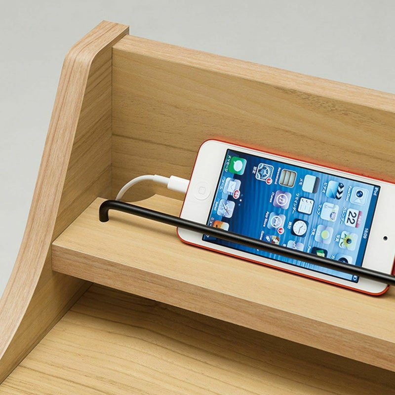 [タブレットにも対応したワークデスク]タブレット等のデジタル機器を立て掛けられるこぼれ止め付きです。また、配線穴がありデスク上の配線を後ろに通せるので、充電しながら使用できます。